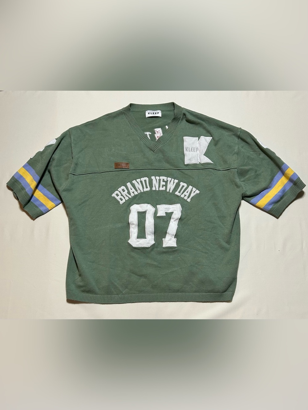 KLEEP Streetwear; V-Neck Shortsleeve Shirt; Logo; Multicolor; Size XL;